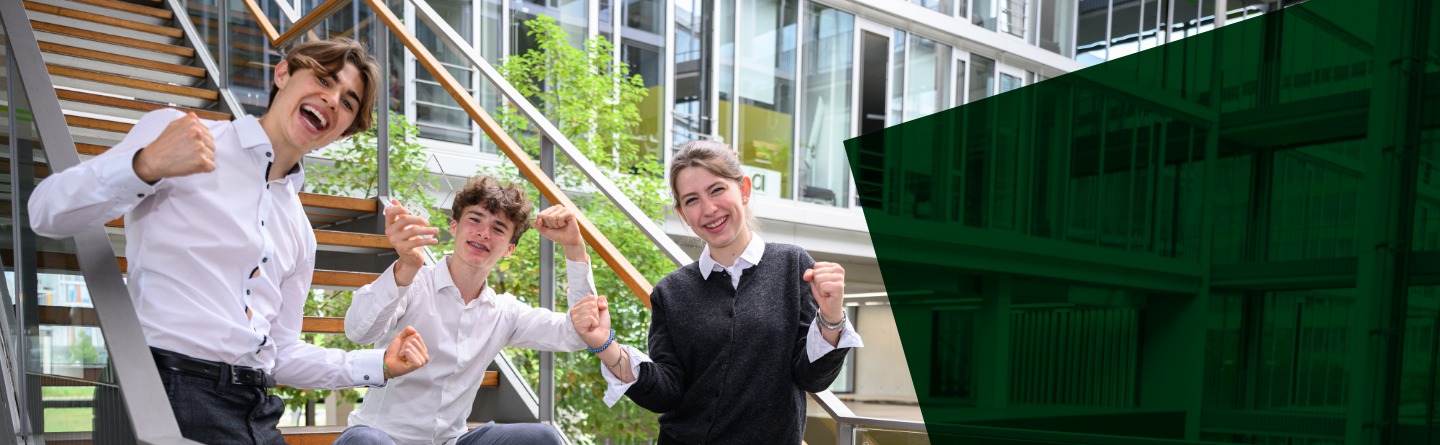 Play the Market Planspielwettbewerb  Headerbild Planspielwettbewerb: 3 jubelnde Schülerinnen und Schüler