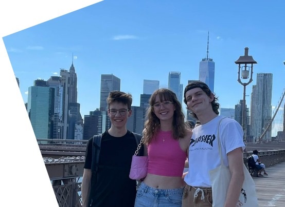 New York Schülerin und Schüler vor Skyline New York